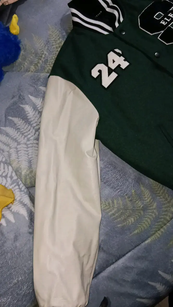 Chaqueta estilo varsity verde y blanca con parches - 3