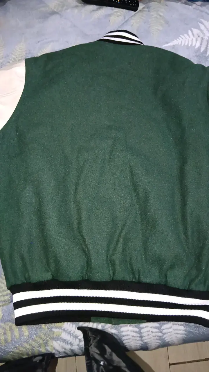 Chaqueta estilo varsity verde y blanca con parches - 4