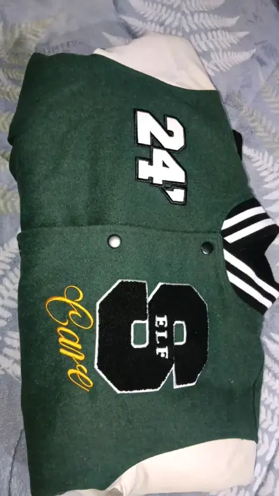 Chaqueta estilo varsity verde y blanca con parches - miniatura 5