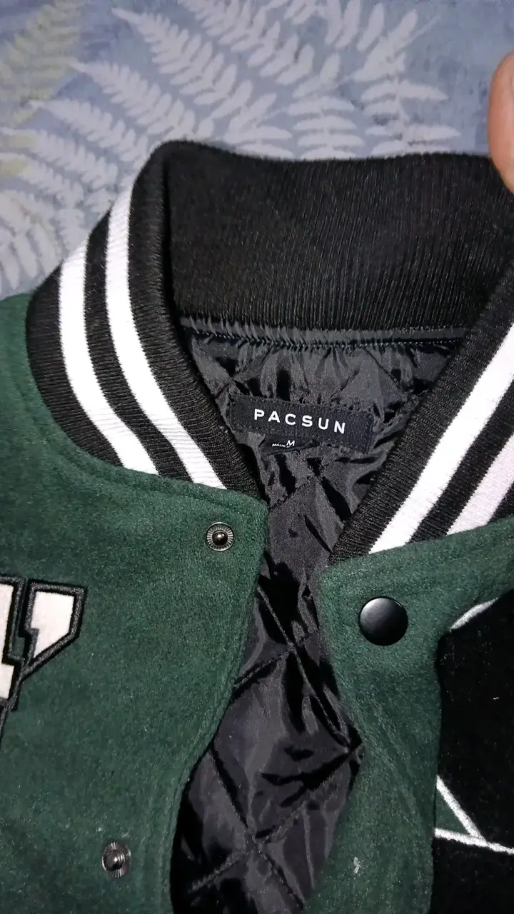 Chaqueta estilo varsity verde y blanca con parches - 6