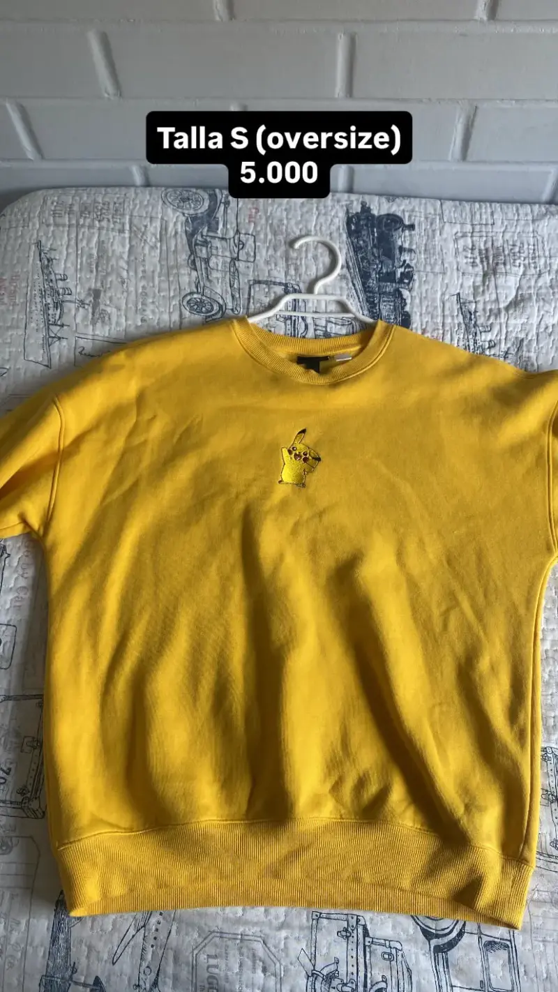 Polerón amarillo oversize con diseño Pikachu