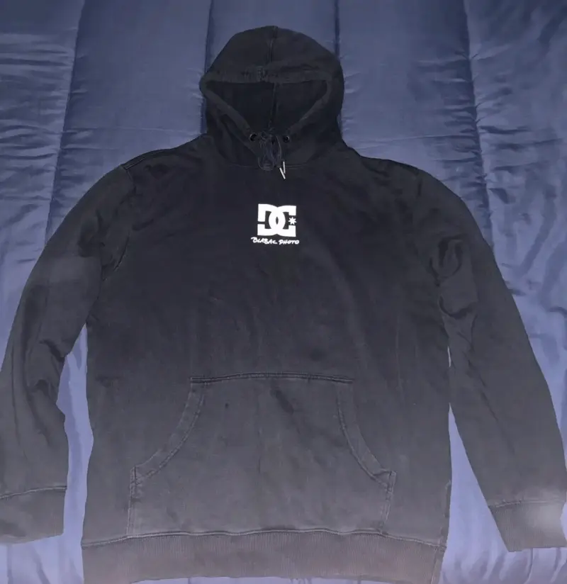 Polerón con capucha DC Shoes negro diseño gráfico