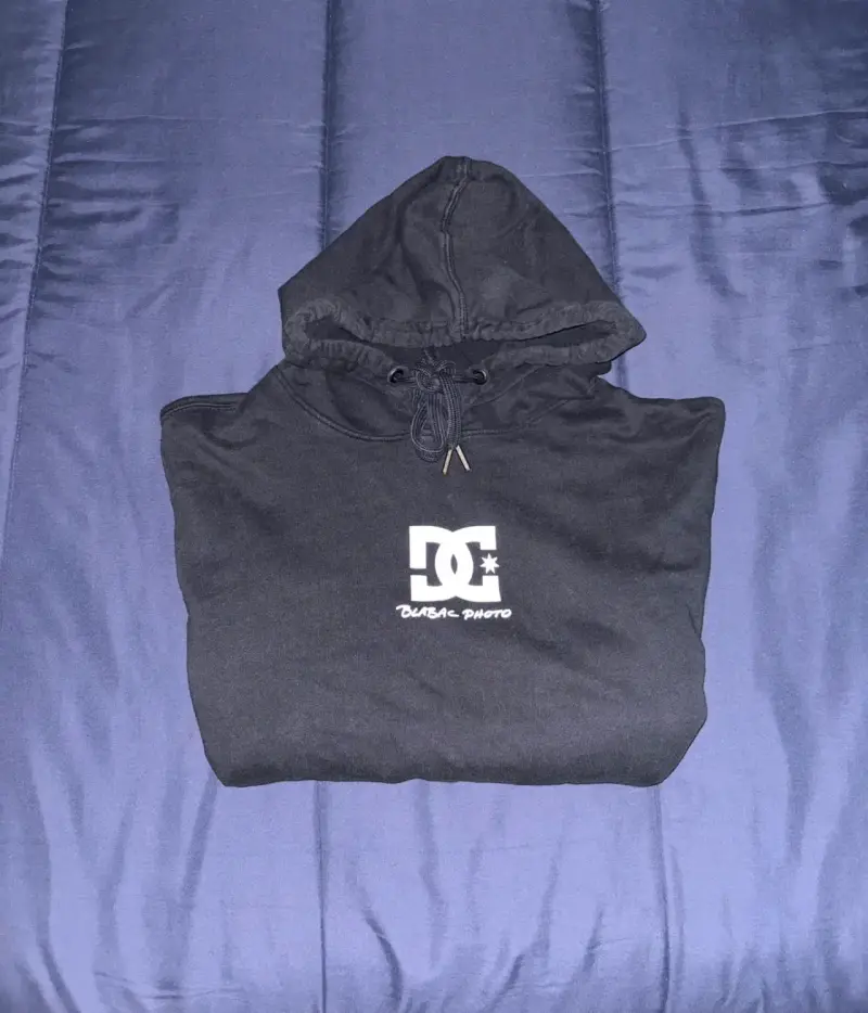 Polerón con capucha DC Shoes negro diseño gráfico - 3