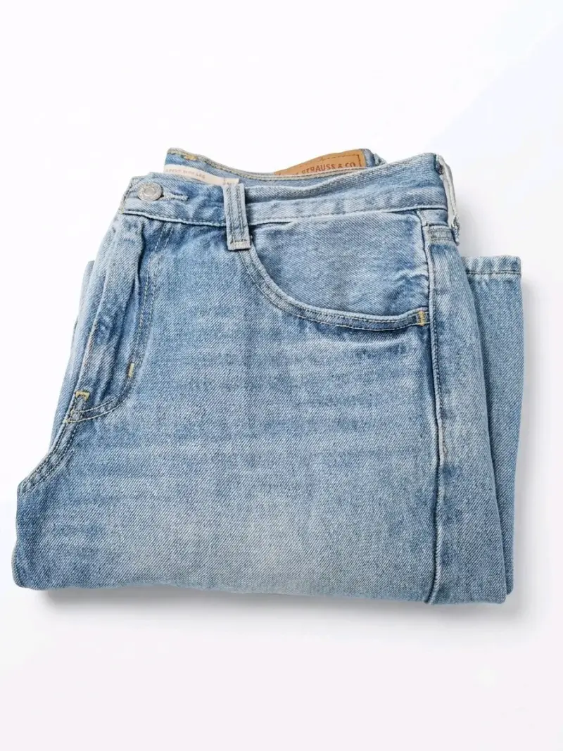 Jeans Levi's clásicos azul claro