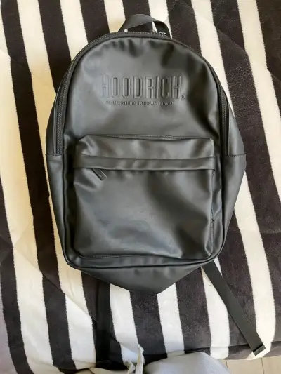 Mochila negra Hoodrich con bolsillo frontal - miniatura 1