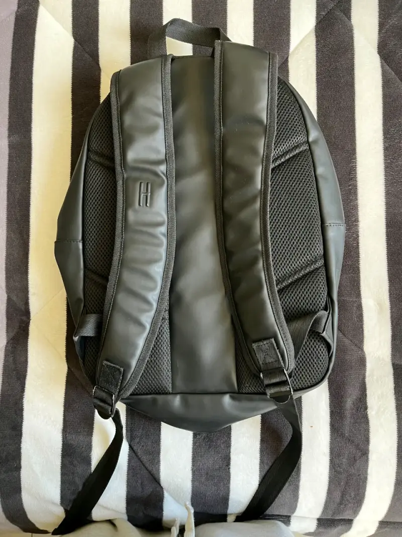 Mochila negra Hoodrich con bolsillo frontal - 2