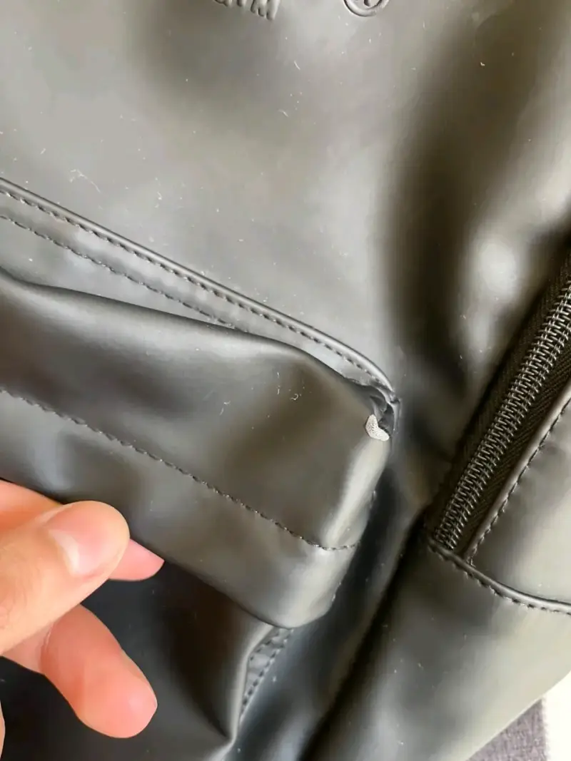 Mochila negra Hoodrich con bolsillo frontal - 4