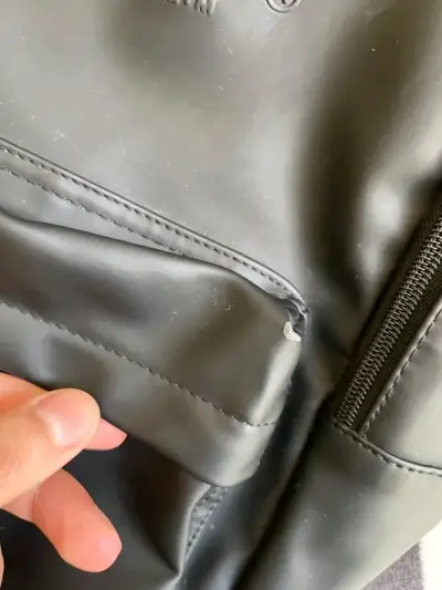 Mochila negra Hoodrich con bolsillo frontal - miniatura 4
