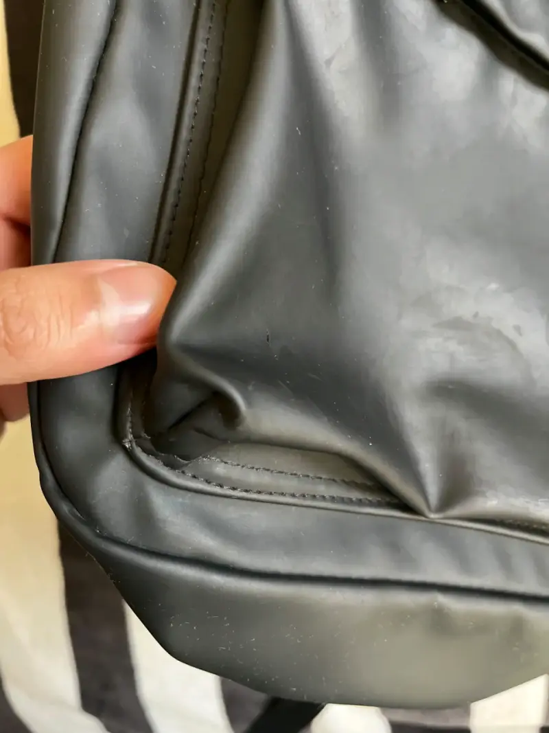 Mochila negra Hoodrich con bolsillo frontal - 5