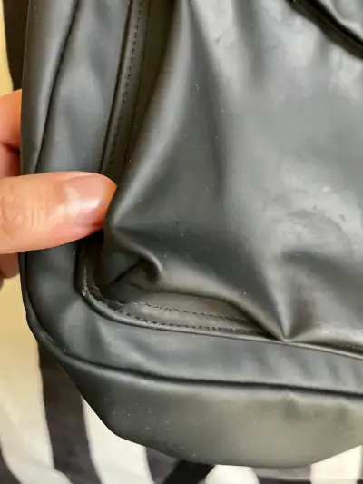 Mochila negra Hoodrich con bolsillo frontal - miniatura 5