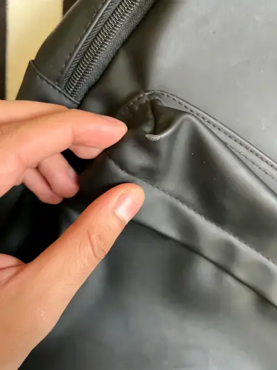 Mochila negra Hoodrich con bolsillo frontal - miniatura 6
