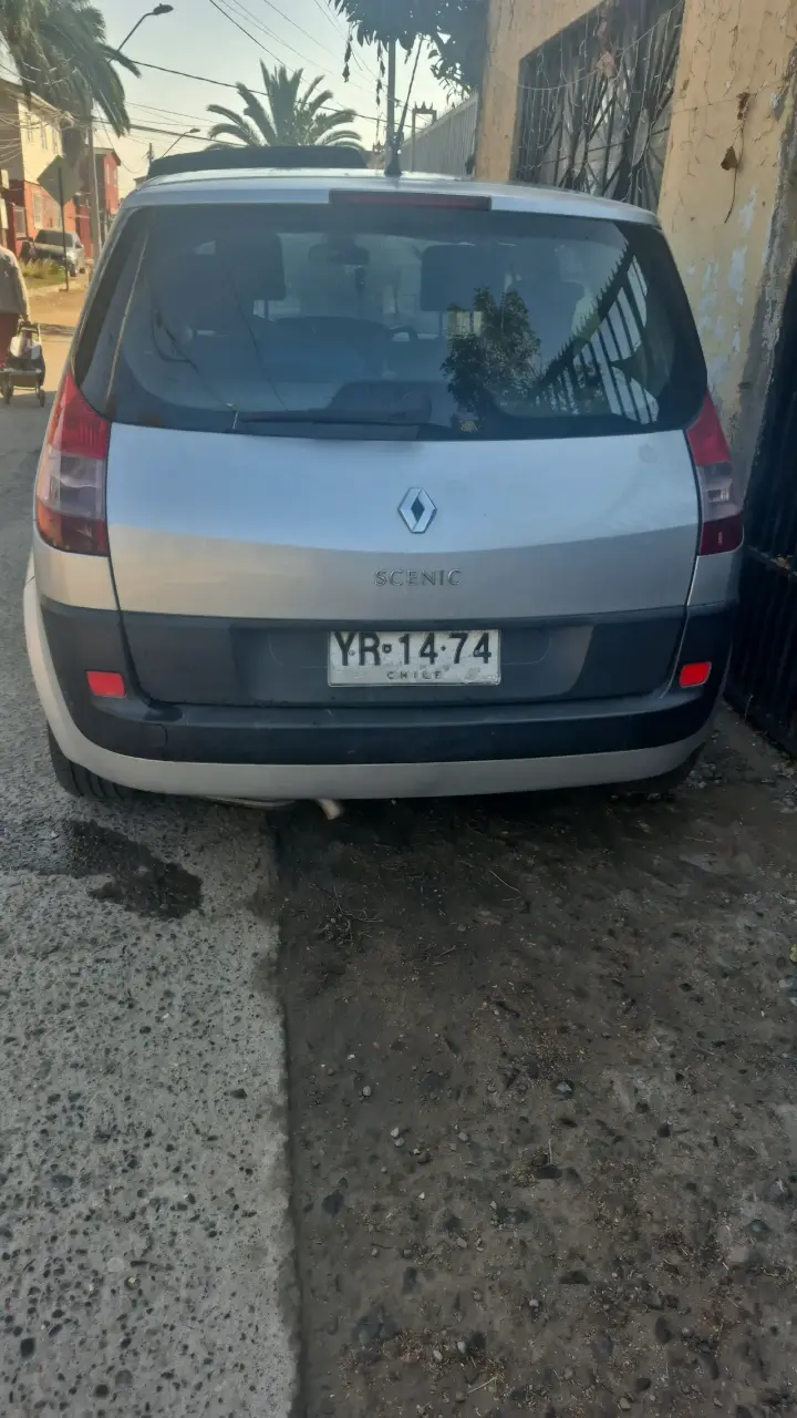 Renault Scenic 2005 en buen estado - 2