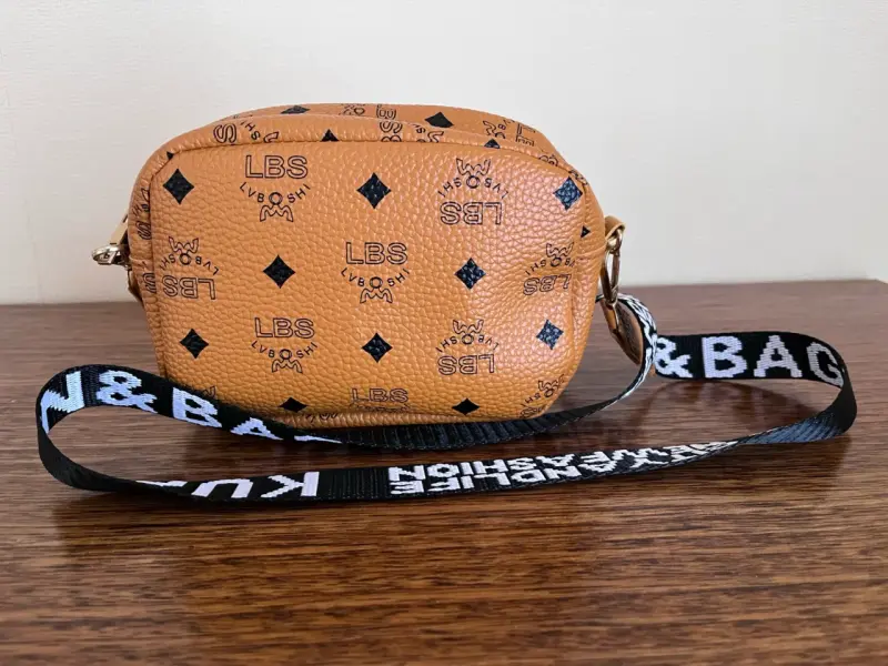 Bolso bandolera marrón con diseño estampado - 1