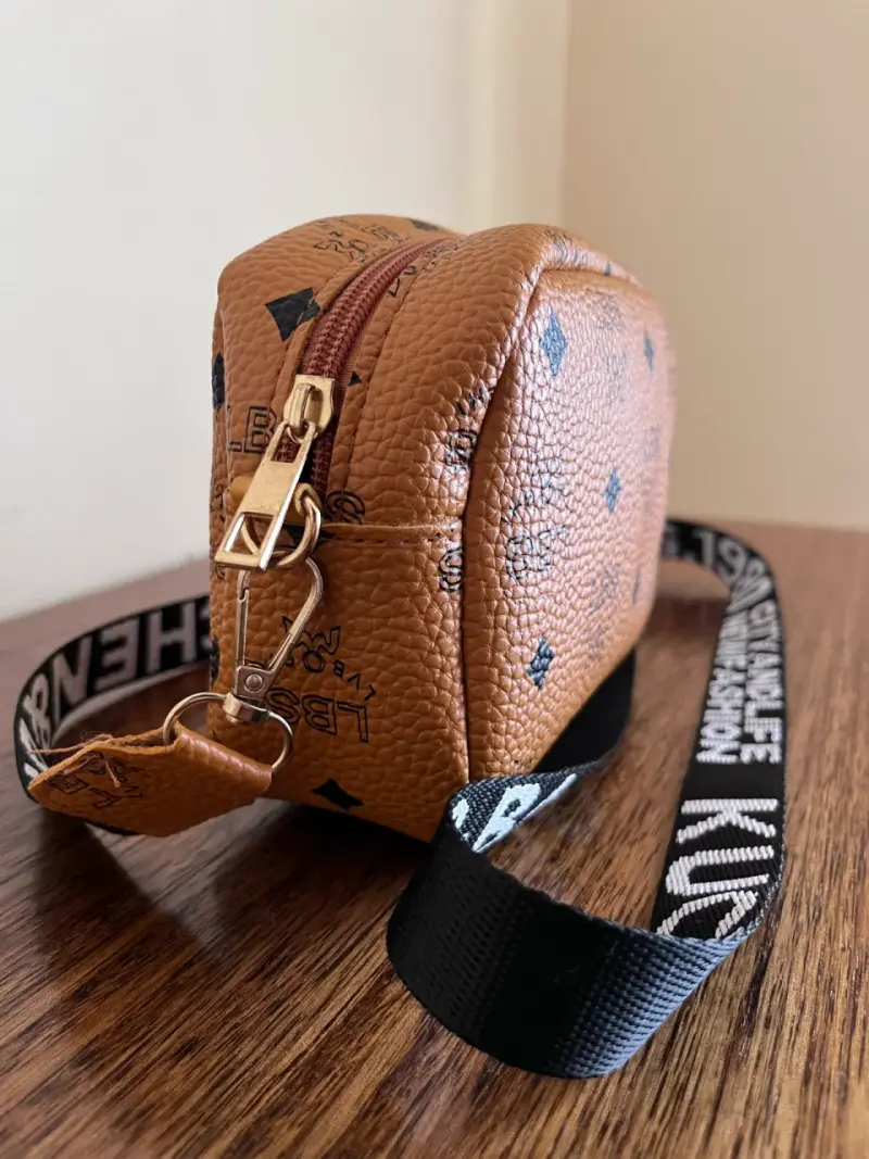 Bolso bandolera marrón con diseño estampado - 2
