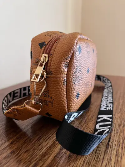 Bolso bandolera marrón con diseño estampado - miniatura 2