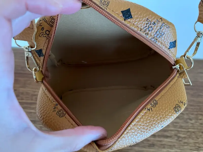 Bolso bandolera marrón con diseño estampado - 3