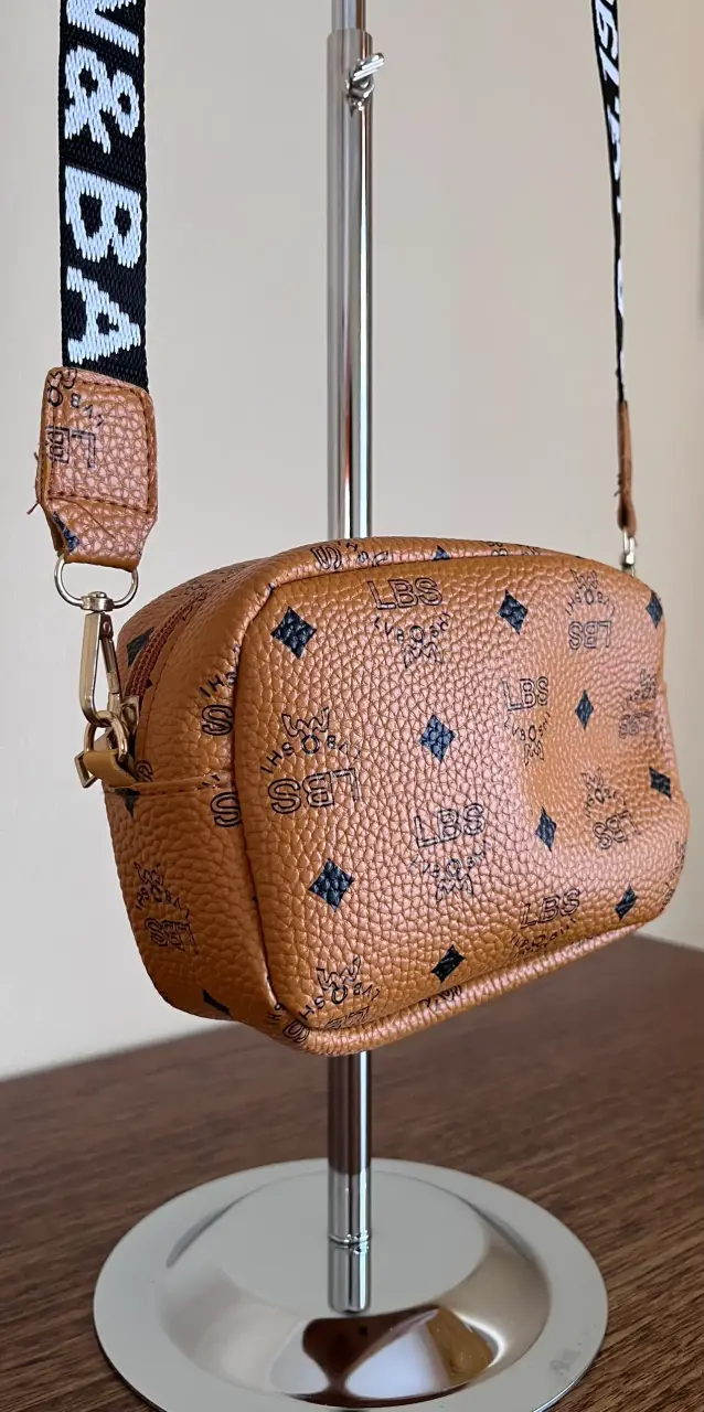 Bolso bandolera marrón con diseño estampado - 4