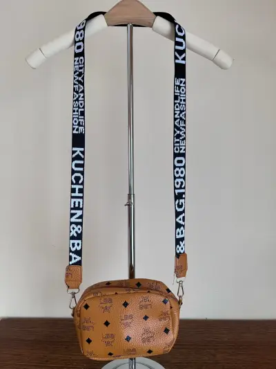 Bolso bandolera marrón con diseño estampado - miniatura 6