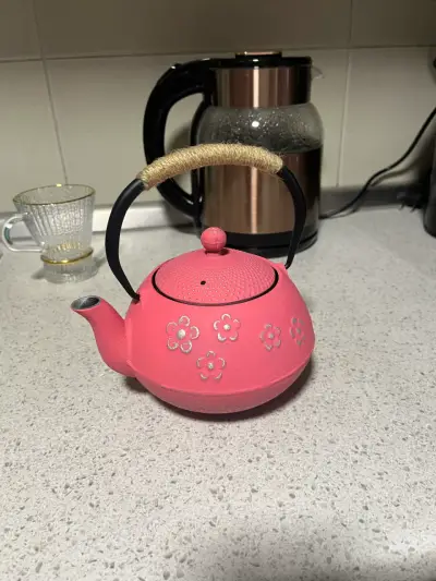 Tetera de hierro fundido rosa estilo japonés - miniatura 1