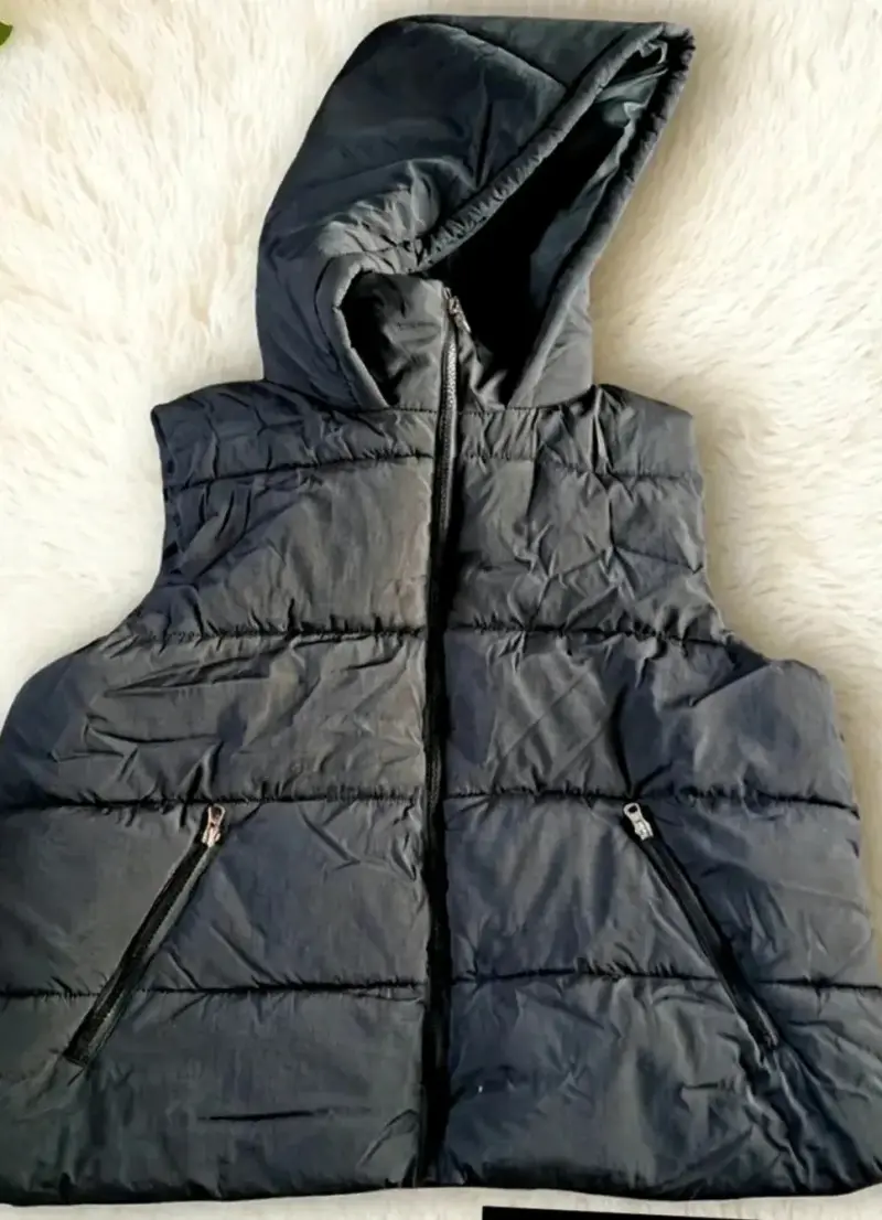 Chaqueta sin mangas negra con capucha