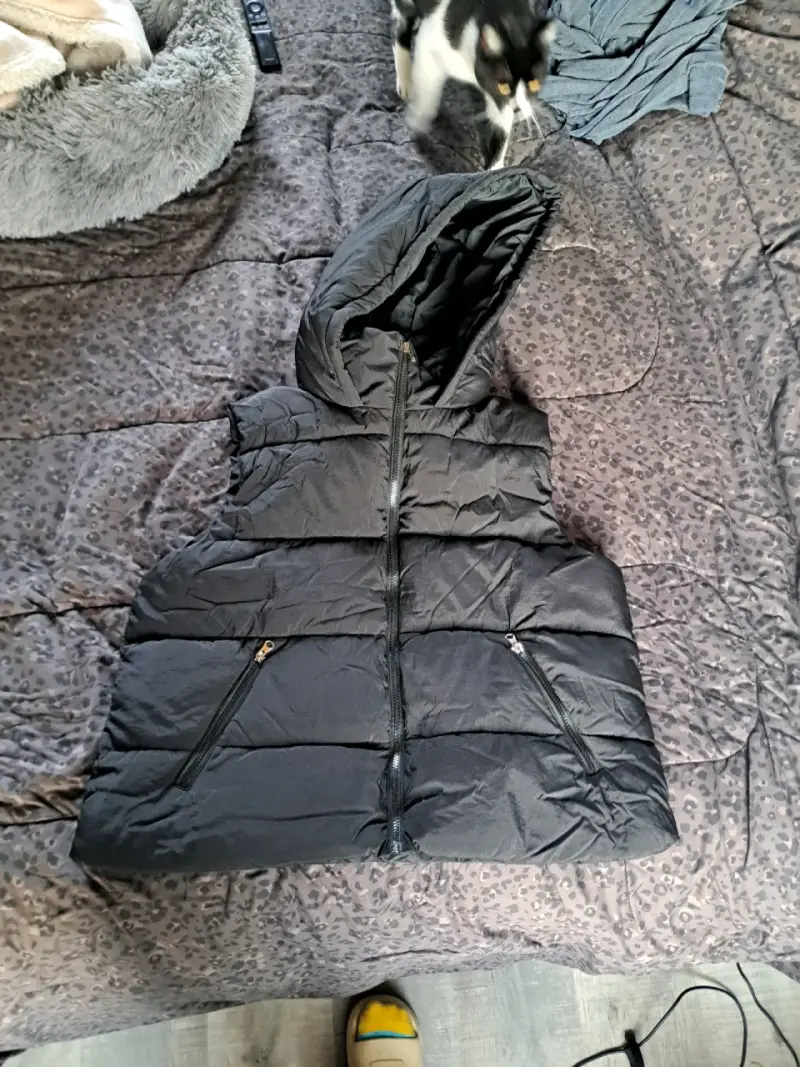 Chaqueta sin mangas negra con capucha - 2