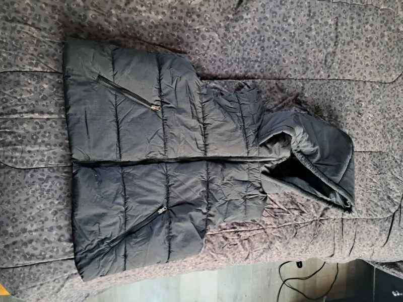 Chaqueta sin mangas negra con capucha - 3