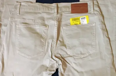 Pantalones beige Wrangler para hombre - miniatura 3