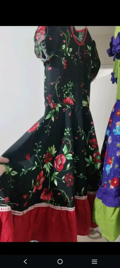 Vestido folclórico negro con flores rojas - miniatura 1