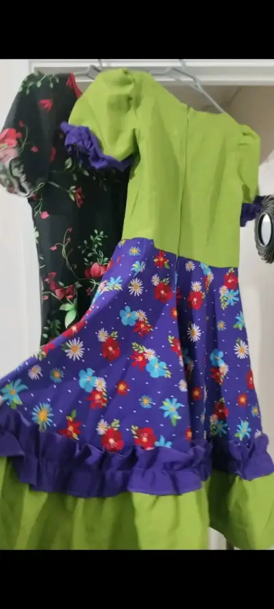 Vestido folclórico negro con flores rojas - miniatura 2