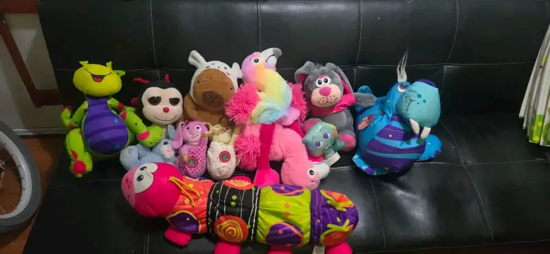 Lote de peluches coloridos para niños