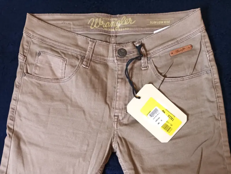 Jeans Wrangler Slim Low Rise café claro