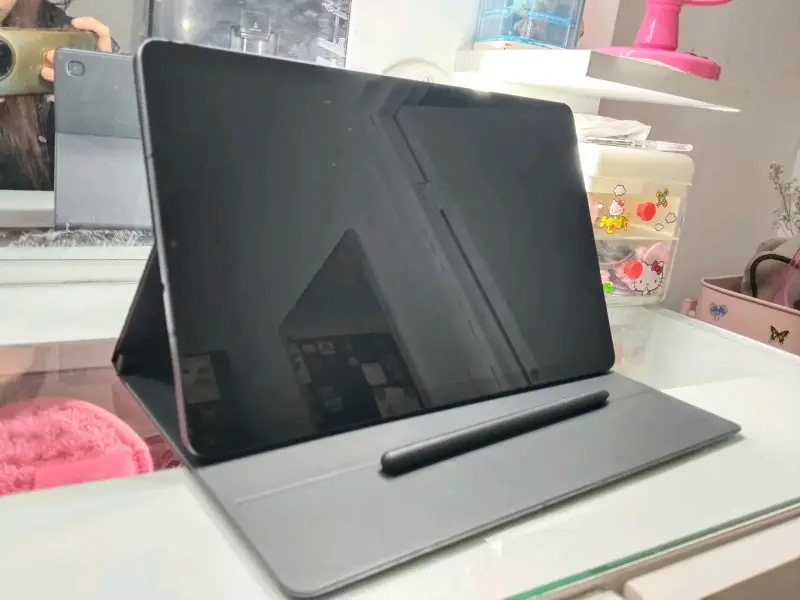 Tablet Samsung Galaxy Tab S6 Lite 2024 con funda - 2