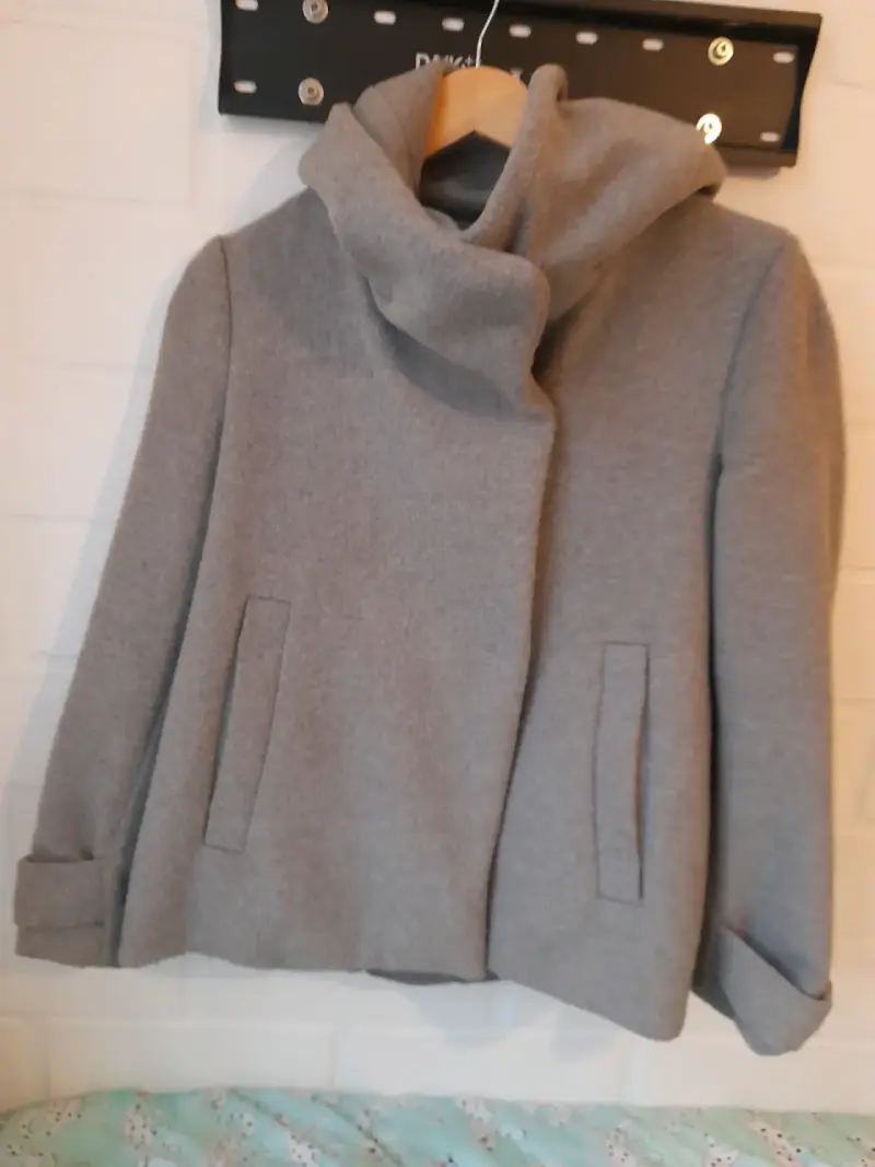 Abrigo gris con cuello alto Zara Basic