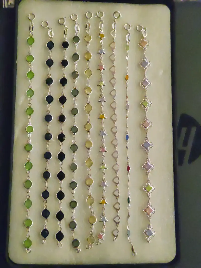 Pulseras de piedras de colores variadas