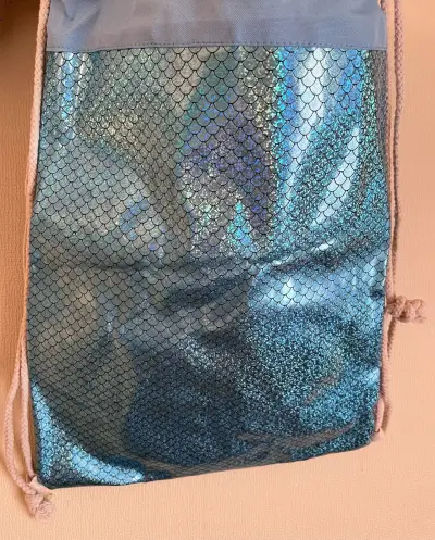 Mochila saco con diseño escamas azul brillante - miniatura 4