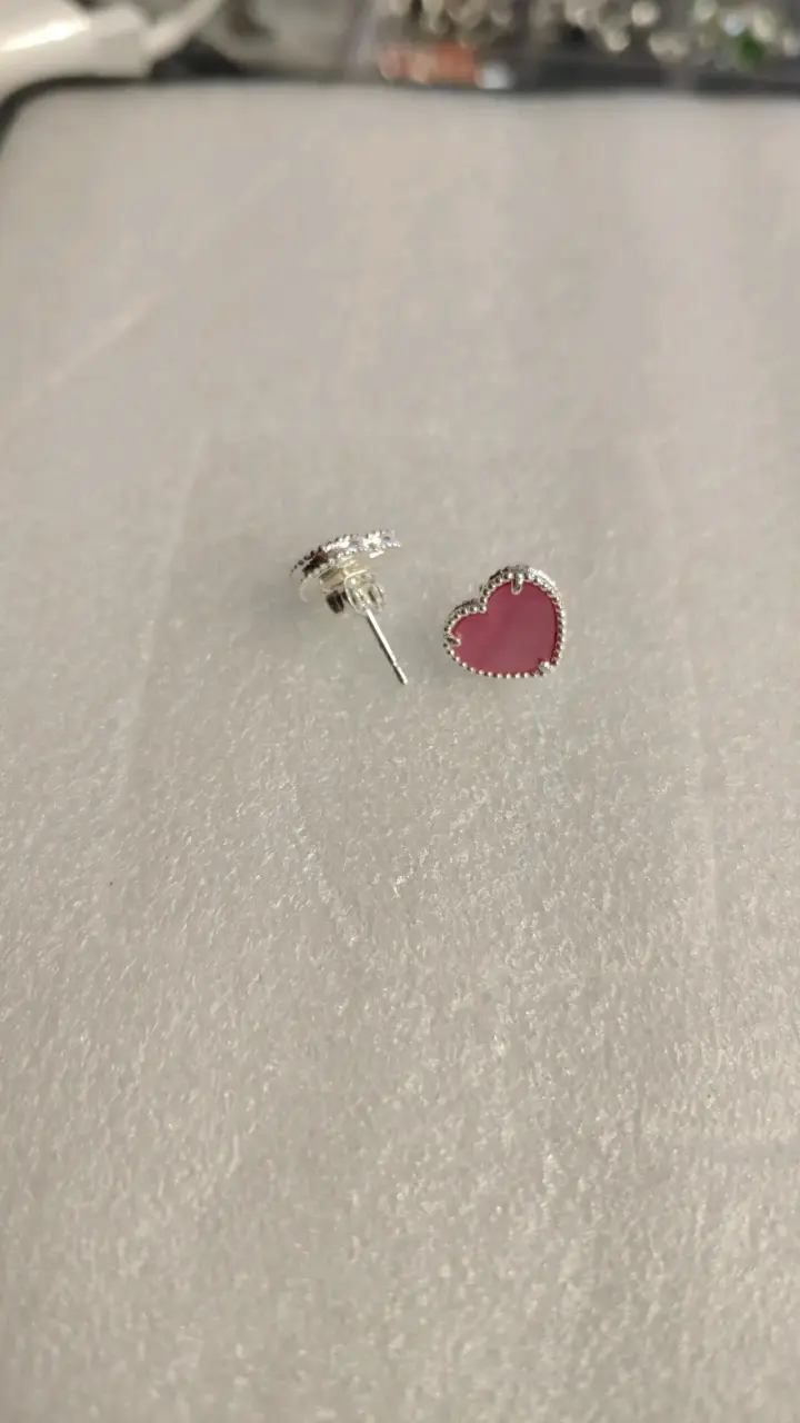 Aros de corazón rosa con borde plateado