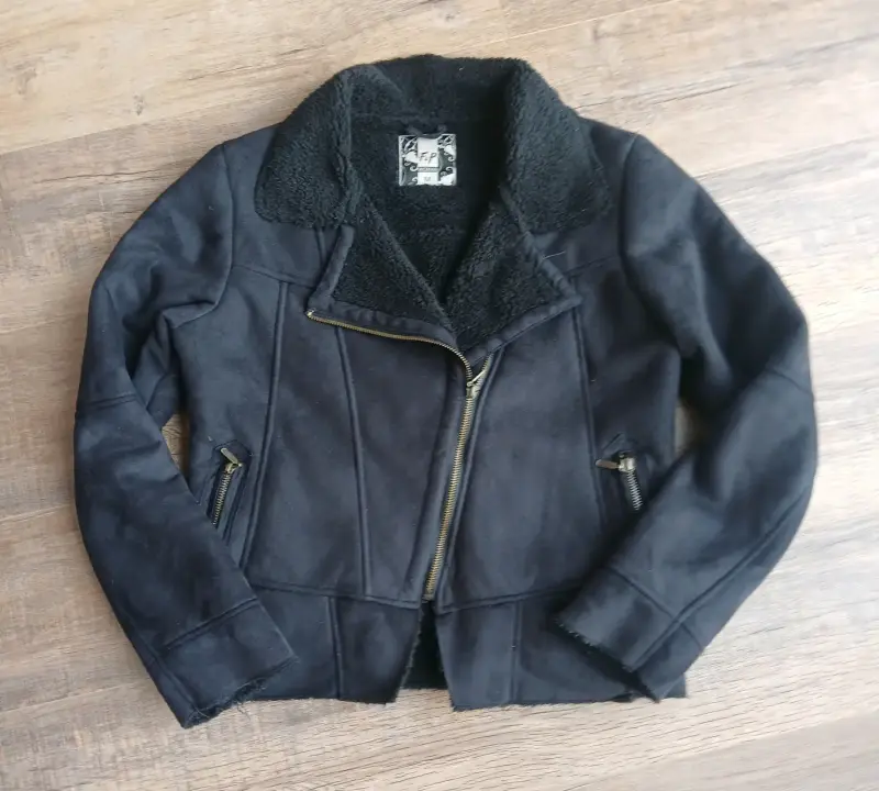 Chaqueta negra de invierno con forro de chiporro