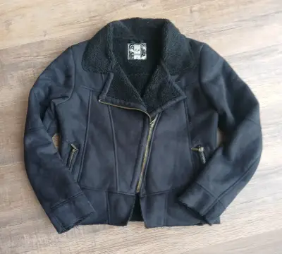 Chaqueta negra de invierno con forro de chiporro - miniatura 1
