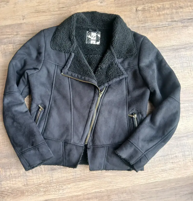 Chaqueta negra de invierno con forro de chiporro - 2