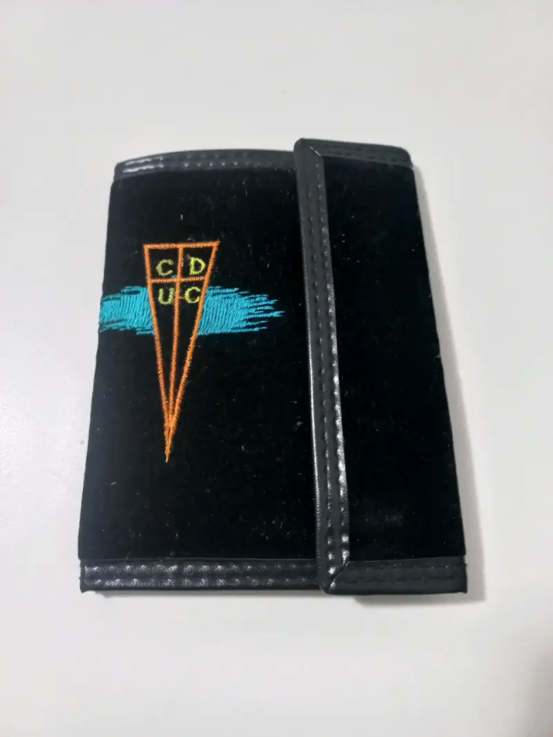 Billetera negra con logo CDUC y cierre - 1
