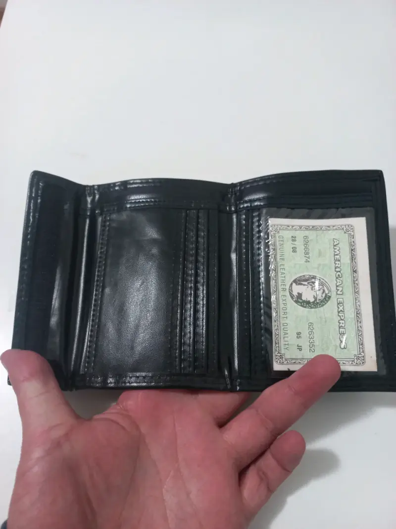 Billetera negra con logo CDUC y cierre - 3