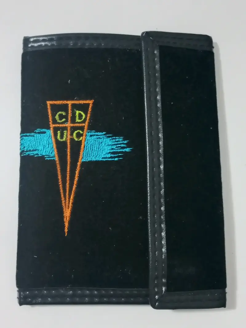 Billetera negra con logo CDUC y cierre - 4