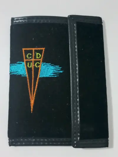 Billetera negra con logo CDUC y cierre - miniatura 4