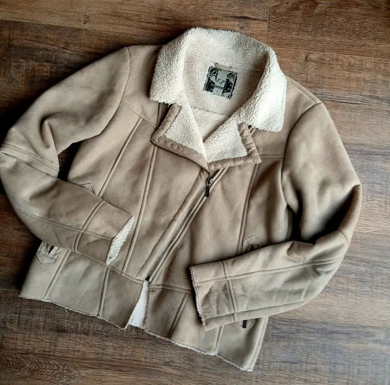 Chaqueta de gamuza beige con forro chiporro