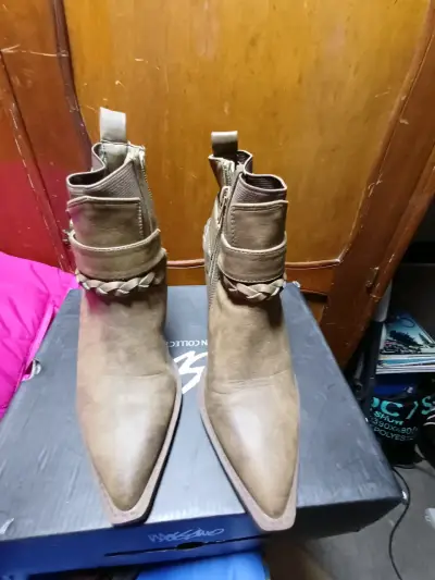 Botines de cuero marrón con tacón y hebilla - miniatura 1