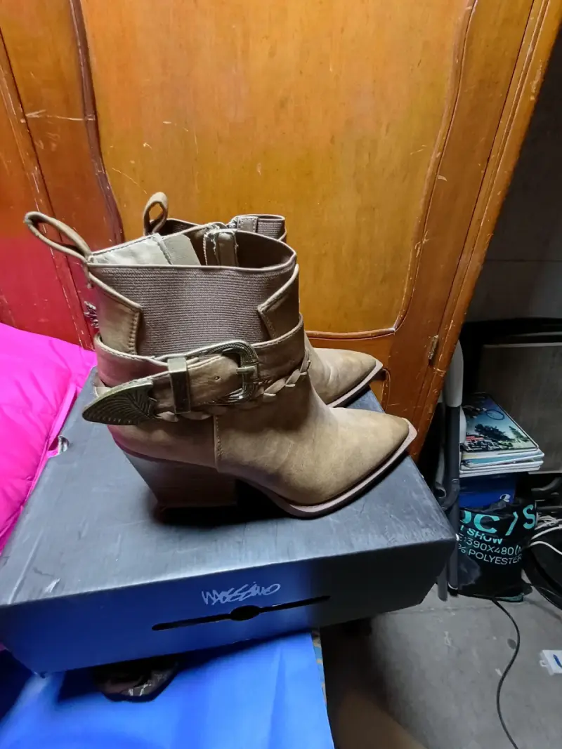 Botines de cuero marrón con tacón y hebilla - 2