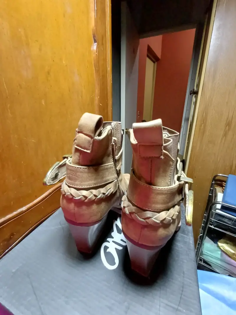 Botines de cuero marrón con tacón y hebilla - 4