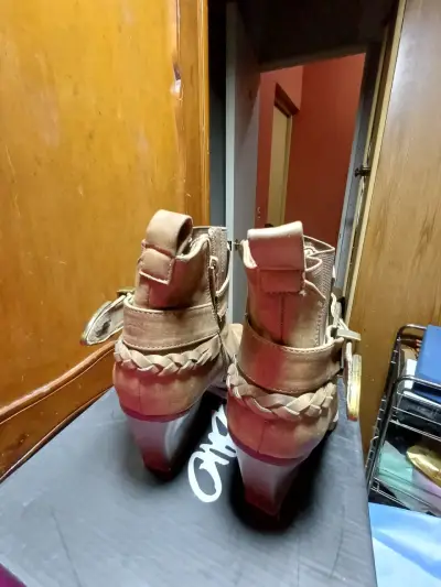 Botines de cuero marrón con tacón y hebilla - miniatura 4