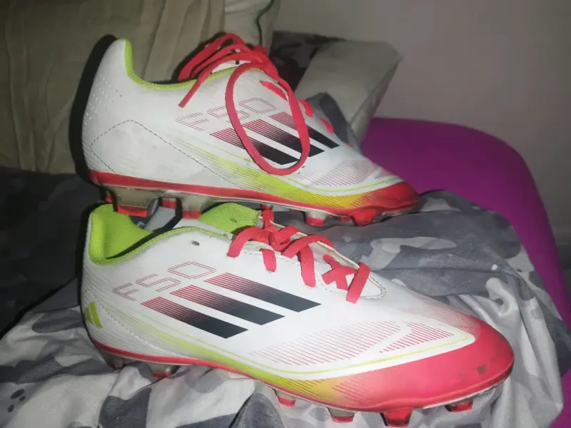 Zapatillas de fútbol Adidas F50 blancas y rojas