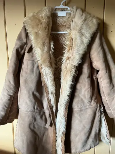 Abrigo de piel sintética beige para mujer - miniatura 1